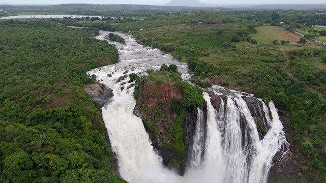 Water falls in river Kaveri Shivanasamudra Falls is a cluster of waterfalls on the borders of Malavalli, Mandya and Kollegala, Chamarajanagara, in Karnataka, India,