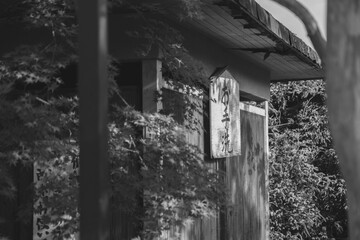 乙訓寺、歴史的な風景のモノクロの世界、京都、日本