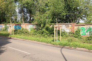 Alte Ziegelsteinmauer um ein ehemaliges Zechengelände im Bochumer Irtsteil Weitmar