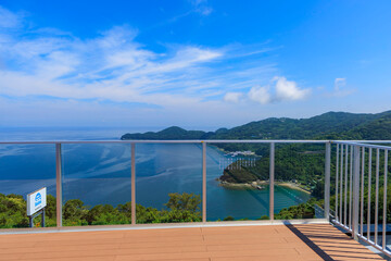 佐田岬半島ミュージアムの展望テラスから眺める美しい海と山の風景

