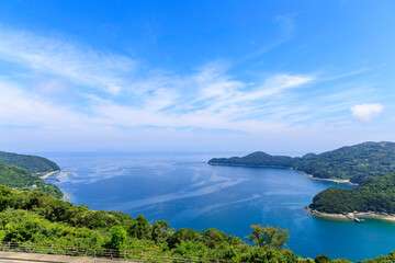 佐田岬半島ミュージアムの展望テラスから眺める美しい海と山の風景

