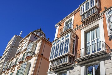 malaga, spanien - fassaden mit erker und fenster in der altstadt