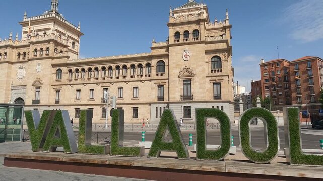 Nombre de la ciudad de Valladolid hecha con c&eacute;sped y edificio de la academia militar de caballer&iacute;a, Espa&ntilde;a. No audio