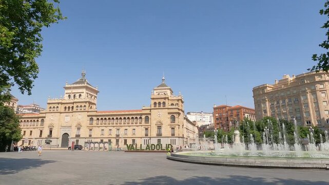 Vista general de la plaza Zorrilla con su monumental fuente y edificio de la academia militar de caballer&iacute;a en Valladolid, Espa&ntilde;a. No audio