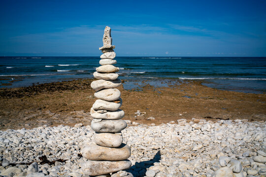paysage marin avec des galets en &eacute;quilibre sur l'&icirc;le d'Ol&eacute;ron en Charente maritime en France