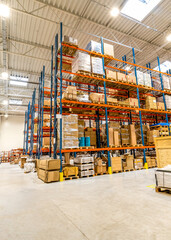 Magazyn wysokiego składowania, regały wypełnione różnymi produktami © Kamil_k2p