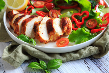 Gegrillte hähnchenbrust mit salat