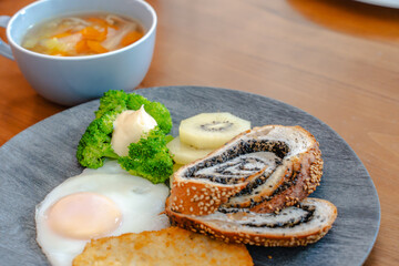 Sesame bread breakfast / ごまパンと朝の食卓
