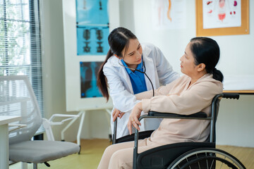Obraz premium Female doctor using digital tablet explaining diagnosis to female elderly patient on wheelchair.medical service and help in hospital.telehealth and people on digital tech for diagnosis concept.