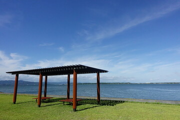 湖岸の休憩所