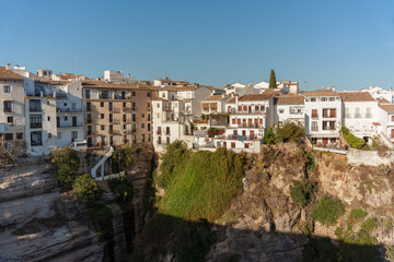 Obraz premium View of a beautiful village with its houses located on the edge of a rocky cliff.