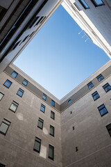 中庭から見上げる空（The sky seen from the courtyard）