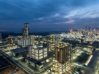 Obraz premium areial view oil refinery at night