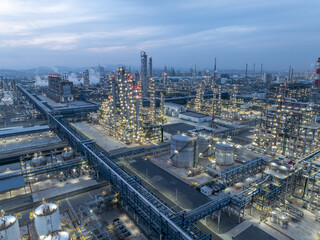 Fototapeta premium areial view oil refinery at night