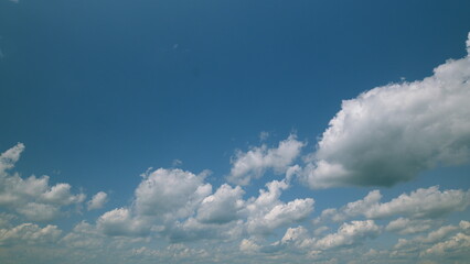 Obraz premium Time lapse. A serene sky with fluffy clouds creates a perfect atmosphere for nature and travel projects