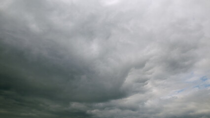 Obraz premium A Dramatic Overcast Sky Full of Clouds Creating a Unique, Captivating Atmospheric Effect