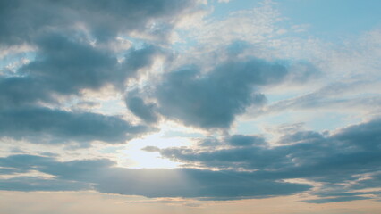 Obraz premium A stunningly beautiful sunset unfolds over a cloudy sky, adorned with brilliant rays of light
