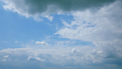 Obraz premium An Expansive and Serene Blue Sky Filled with Fluffy, Soft Clouds Above the Horizon