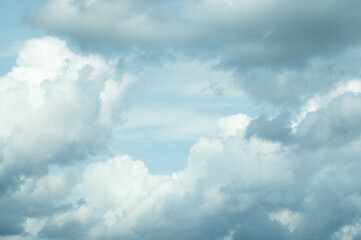 blue and white background, in the photo blue sky and white clouds