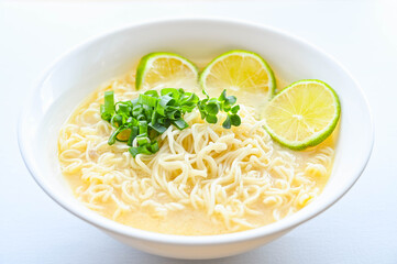 インスタントの豚骨ラーメン