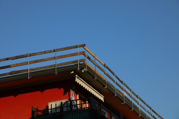 corner of the roof of the apartment building with the barrier firmly installed for the protection of workers to avoid falls during the repair work of the apartment building without people