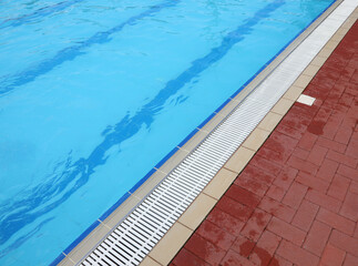 Obraz premium edge of swimming pool without people ideal to use as background for inserting custom text
