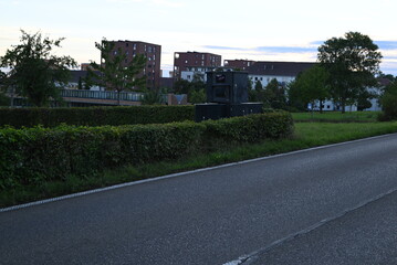 Fototapeta premium Moderne Verkehrskamera zur Geschwindigkeitsüberwachung an einer Landstraße