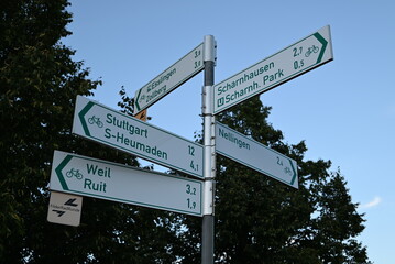 Richtungswegweiser für Radfahrer mit Zielangaben rund um Stuttgart und Esslingen – Teil des Radwegenetzes FilderRadRunde in Baden-Württemberg, Deutschland.