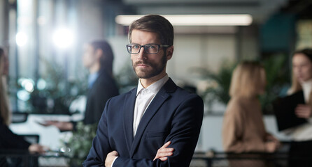 Fototapeta premium A man in a suit stands in front of a group of people