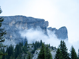 pointes ay&egrave;res en haute savoie avec falaises abruptes, &eacute;pic&eacute;as et &eacute;boulis