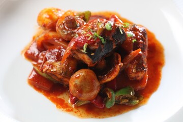 A spicy Korean dish featuring button mushrooms and mackerel pike braised in rich chili-based sauce. Created by Hanshunseop.