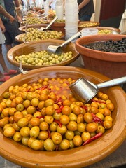 olives and olive oil - Oliven Verkauf auf einem
mediterranen Markt auf Mallorca 