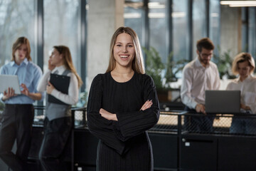 Obraz premium A woman stands in front of a group of people in a business setting