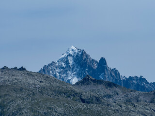 Aiguille verte dans la cha&icirc;ne du mont blanc avec sa pointe ac&eacute;r&eacute;e, &eacute;mergeant derri&egrave;re le massif des aiguilles rouges