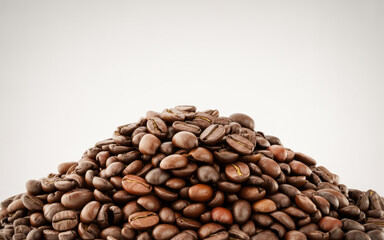 Obraz premium Pile of Roasted Coffee Beans on White Background heap