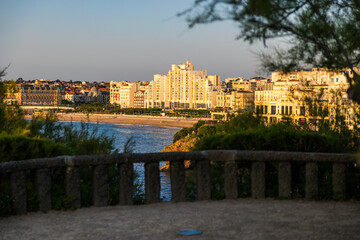 Obraz premium Panoramic View of Biarritz Waterfront Between Grande Plage and Pointe Saint-Martin from Atalaye Plateau