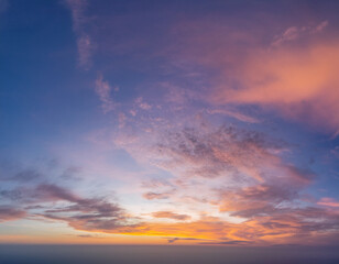 Fototapeta premium Serene Sunset Sky with Pastel Colors and Soft Cloud Formations