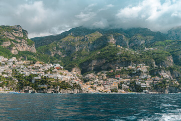 Obraz premium view of the sea and mountains Italian City