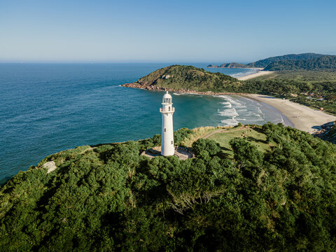 Vista a&eacute;rea do Far&oacute;l das conchas na Ilha do Mel litoral do Paran&aacute;