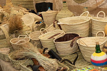Venta de cestas de esparto artesanales.