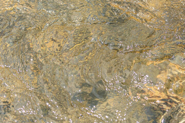 湧き上がる透明で清らかな水流