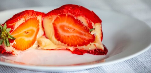The best sweet in the world, the iconic strawberry dessert with viral love, fresh strawberry, powdered milk brigadeiro and red caramel topping. Morango do amor