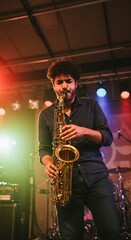 Obraz premium A person playing the saxophone