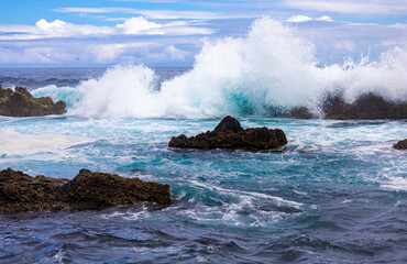 Ondas a baterem nas rochas 