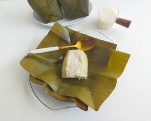 
Meniran is an Indonesian Javanese confection made from a mixture of rice menir (broken rice grains) and coconut milk, topped with pandan leaves and salt, wrapped in banana lea
