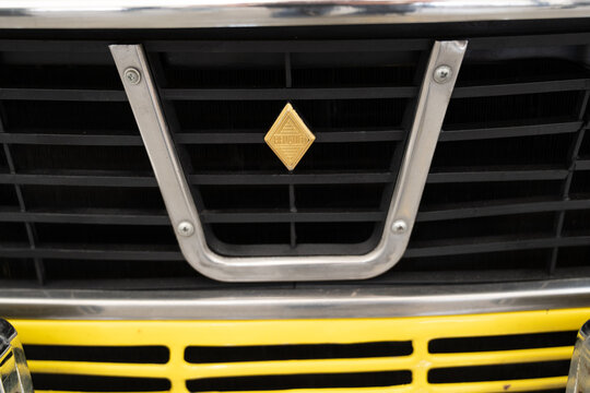 Renault 12 Front Grille with Diamond Emblem