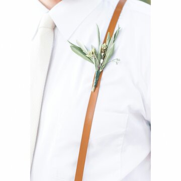 Lapela de terno branco com arranjo verde minimalista