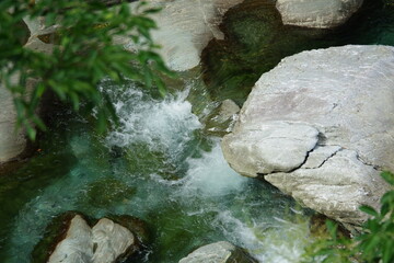 渓谷の水のしぶき