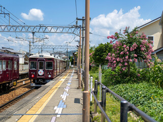 Obraz premium 駅に到着する能勢電鉄の電車