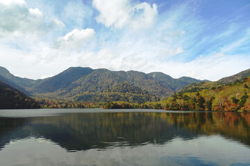 日本：秋の「湯ノ湖」（火山の噴火でせき止められた湖）／栃木県日光市・10月